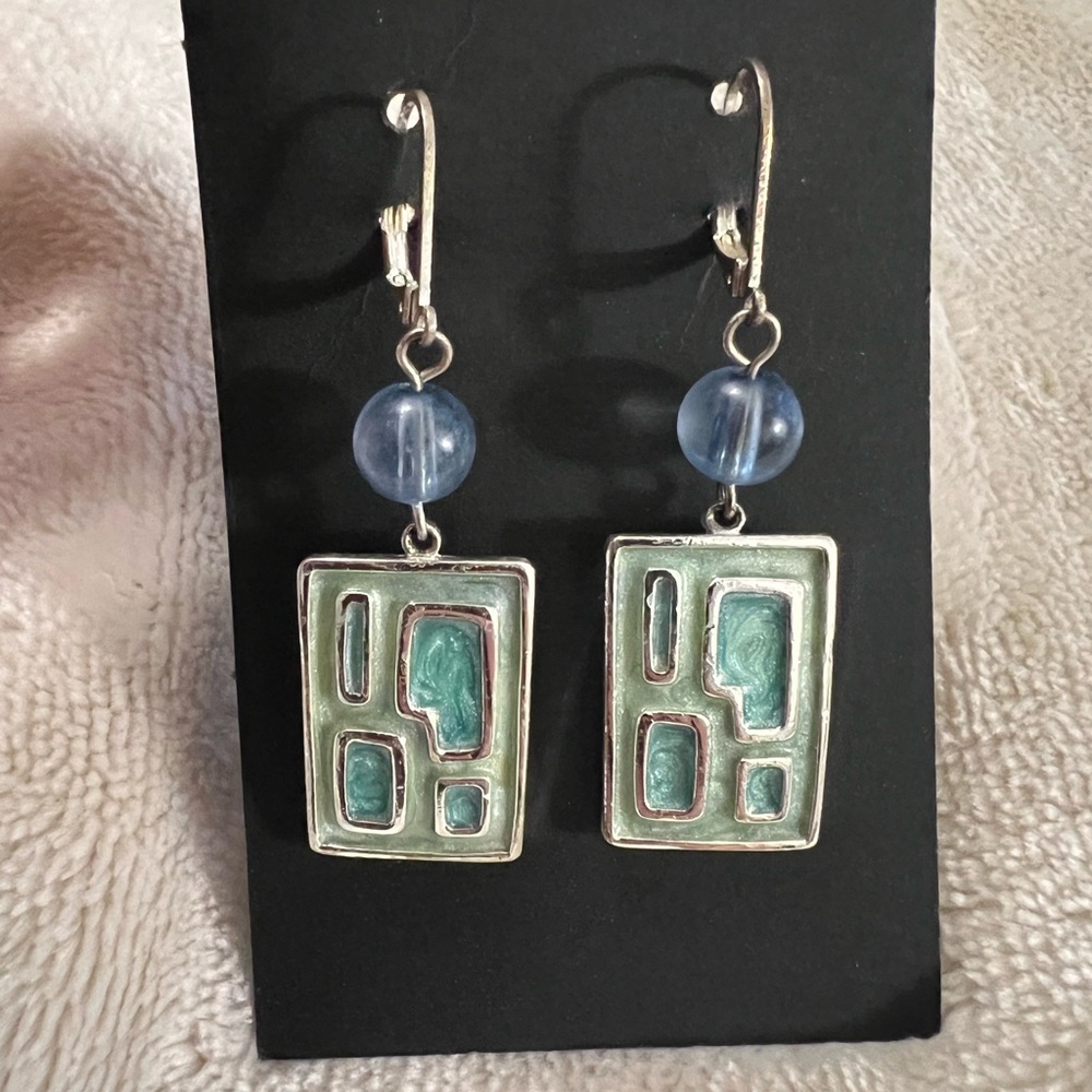 Elegant Silver and Green Geometric Earrings 🌼